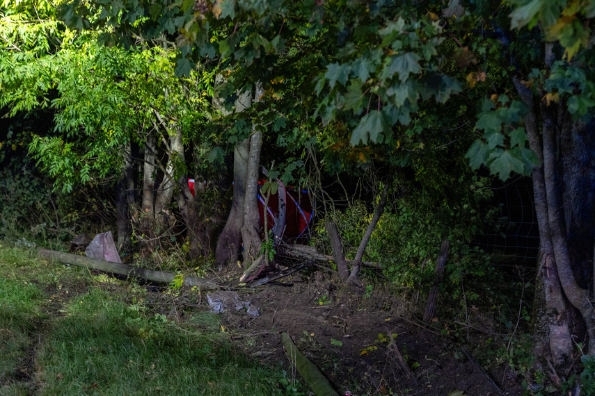 Elbląg Uderzyli w drzewo i dachowali. Jedna osoba nie żyje
