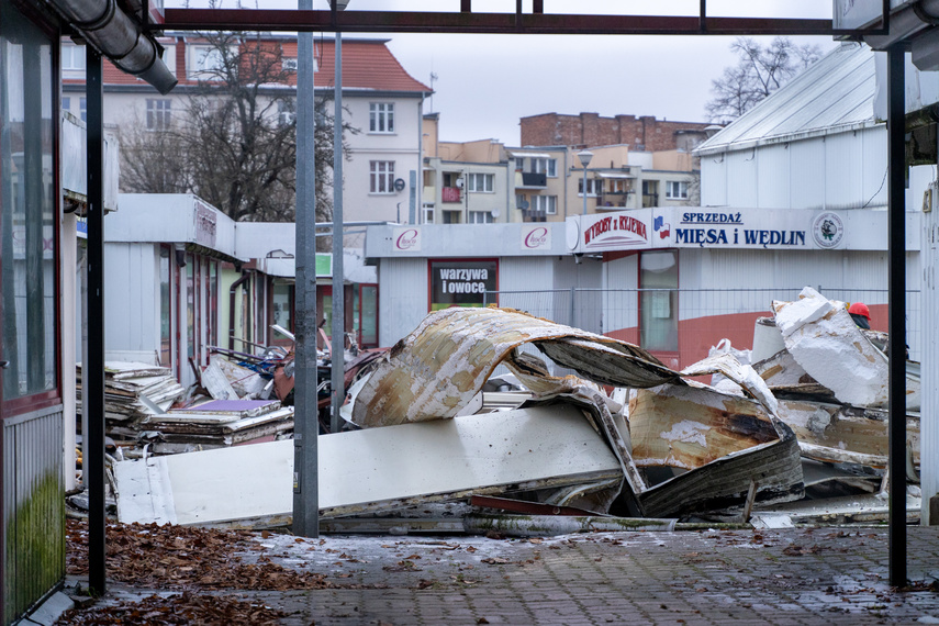 Rozbierają pawilony handlowe przy czołgu zdjęcie nr 299433