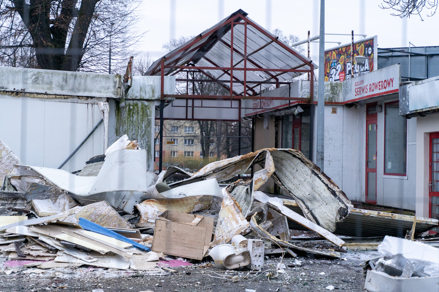 Rozbierają pawilony handlowe przy czołgu zdjęcie nr 299438