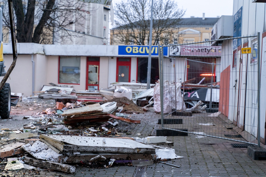 Rozbierają pawilony handlowe przy czołgu zdjęcie nr 299444