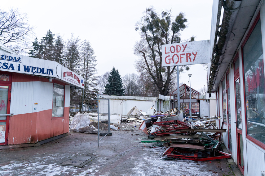 Rozbierają pawilony handlowe przy czołgu zdjęcie nr 299434