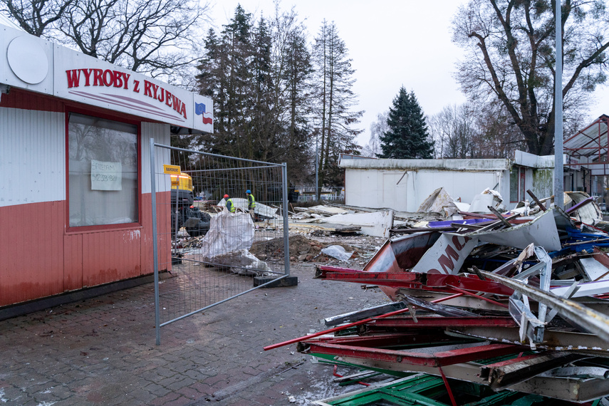 Rozbierają pawilony handlowe przy czołgu zdjęcie nr 299436