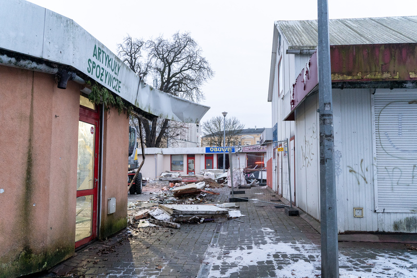 Rozbierają pawilony handlowe przy czołgu zdjęcie nr 299443