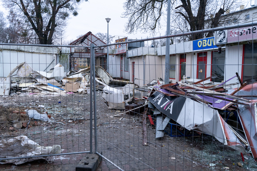 Rozbierają pawilony handlowe przy czołgu zdjęcie nr 299437