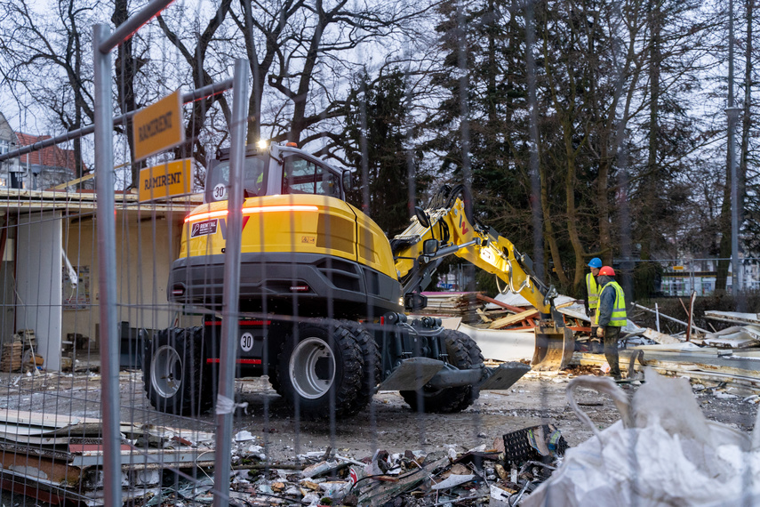 Rozbierają pawilony handlowe przy czołgu zdjęcie nr 299439