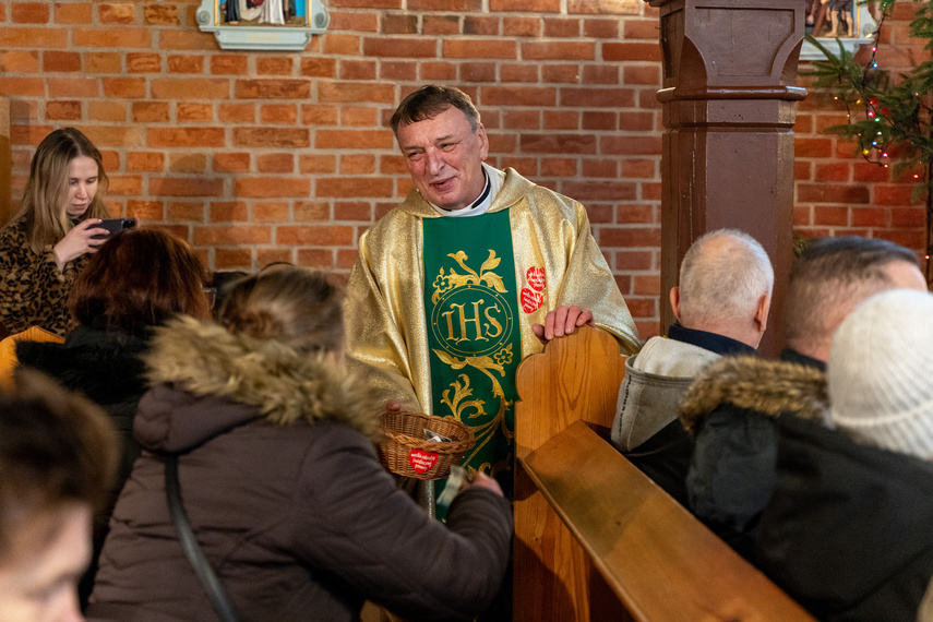 Parafianie dają, ksiądz zbiera, ale dziś na WOŚP zdjęcie nr 300928