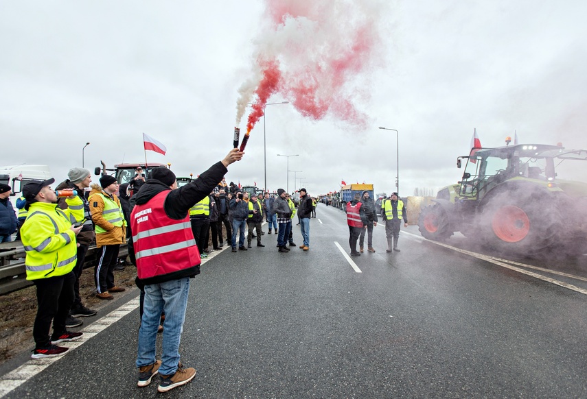 Protest rolników w Elblągu. "Sprowadzanie towarów z Ukrainy nas rujnuje" zdjęcie nr 302490