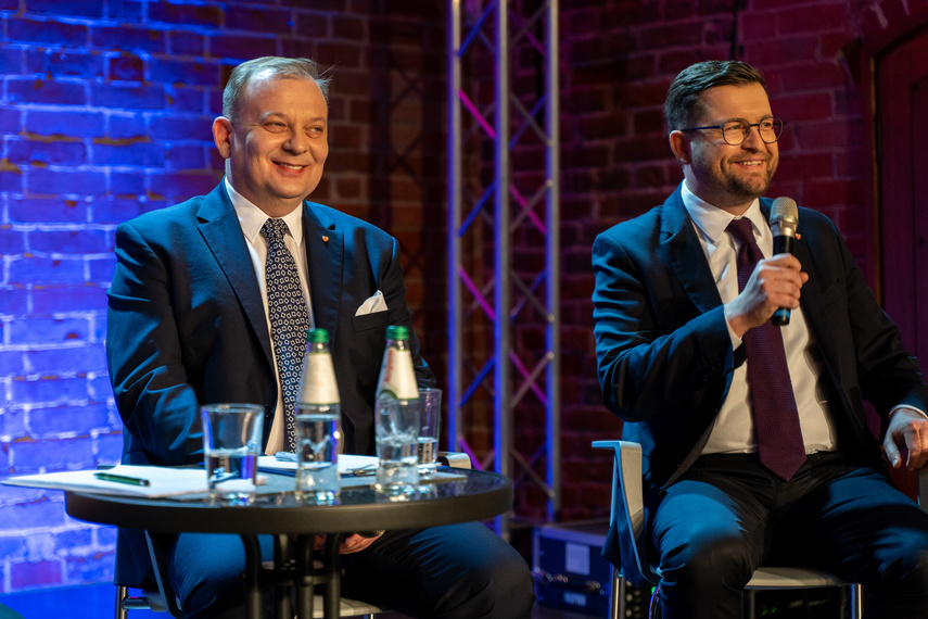 Debata telewizyjna, czyli czterech na jednego zdjęcie nr 304221