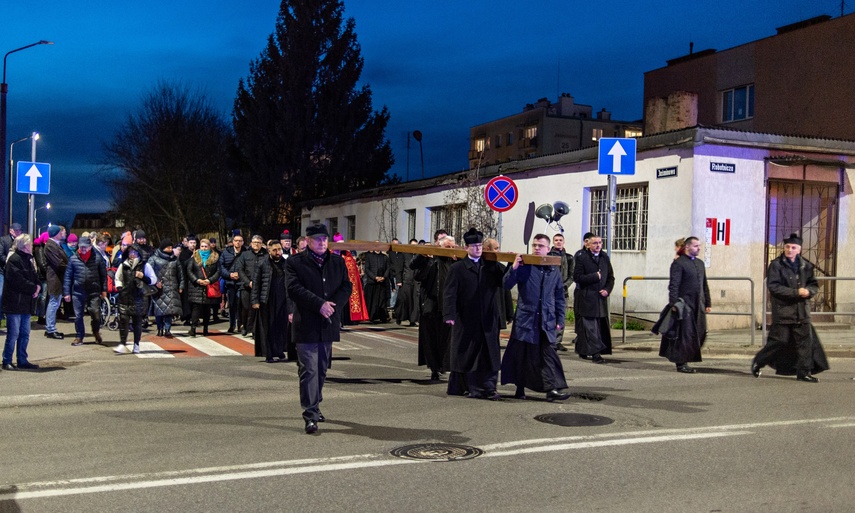 Wierni przeszli przez Elbląg w Drodze Krzyżowej zdjęcie nr 304276