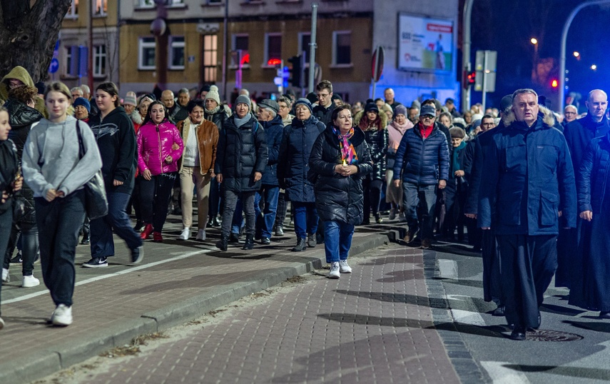 Wierni przeszli przez Elbląg w Drodze Krzyżowej zdjęcie nr 304288