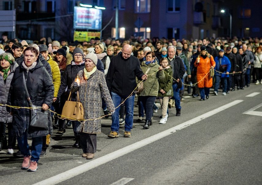 Wierni przeszli przez Elbląg w Drodze Krzyżowej zdjęcie nr 304318