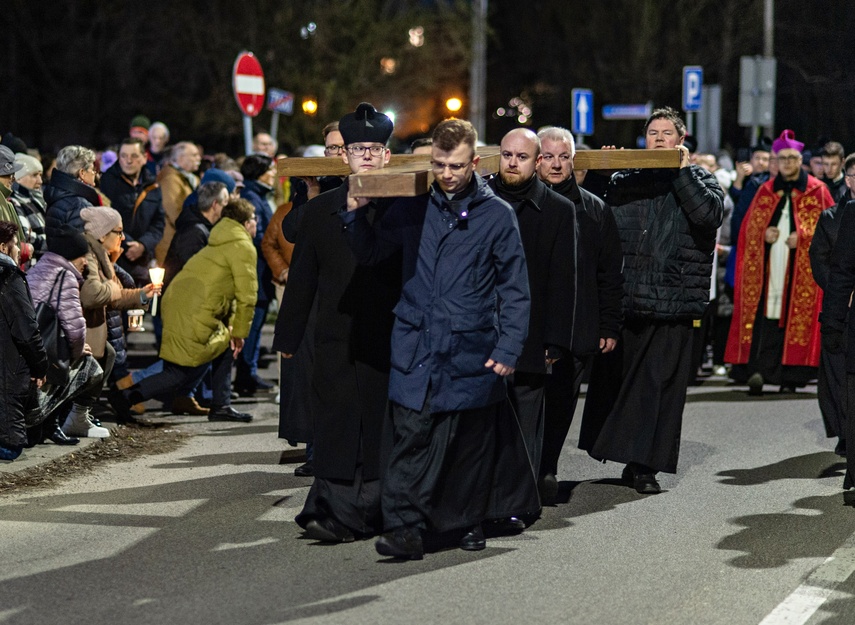 Wierni przeszli przez Elbląg w Drodze Krzyżowej zdjęcie nr 304277