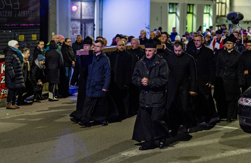 Wierni przeszli przez Elbląg w Drodze Krzyżowej zdjęcie nr 304280