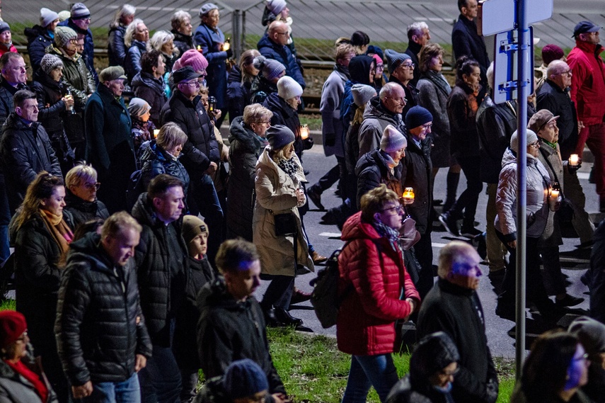 Wierni przeszli przez Elbląg w Drodze Krzyżowej zdjęcie nr 304298