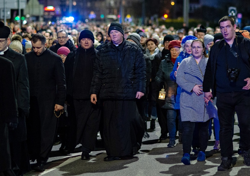 Wierni przeszli przez Elbląg w Drodze Krzyżowej zdjęcie nr 304306