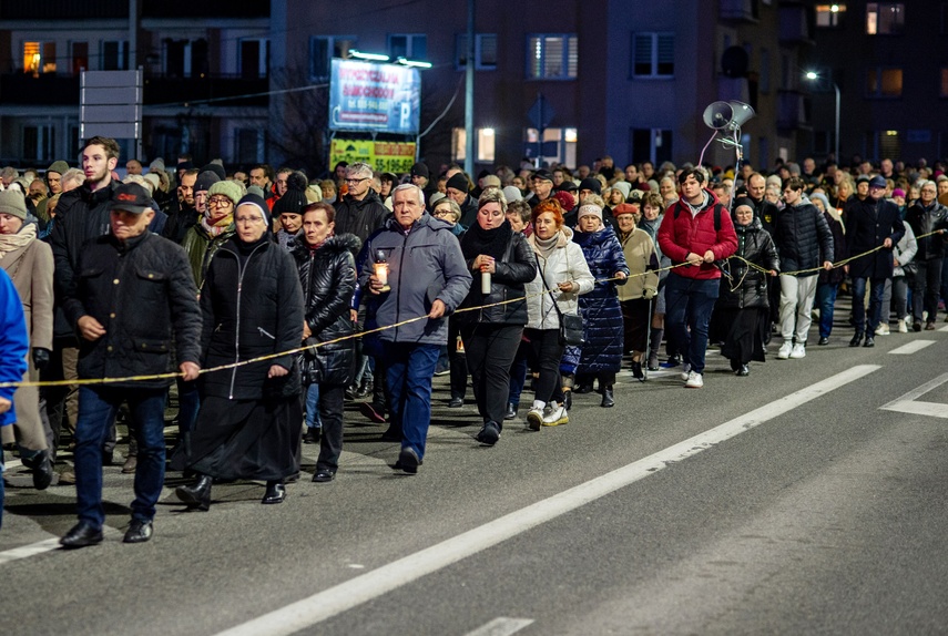 Wierni przeszli przez Elbląg w Drodze Krzyżowej zdjęcie nr 304320