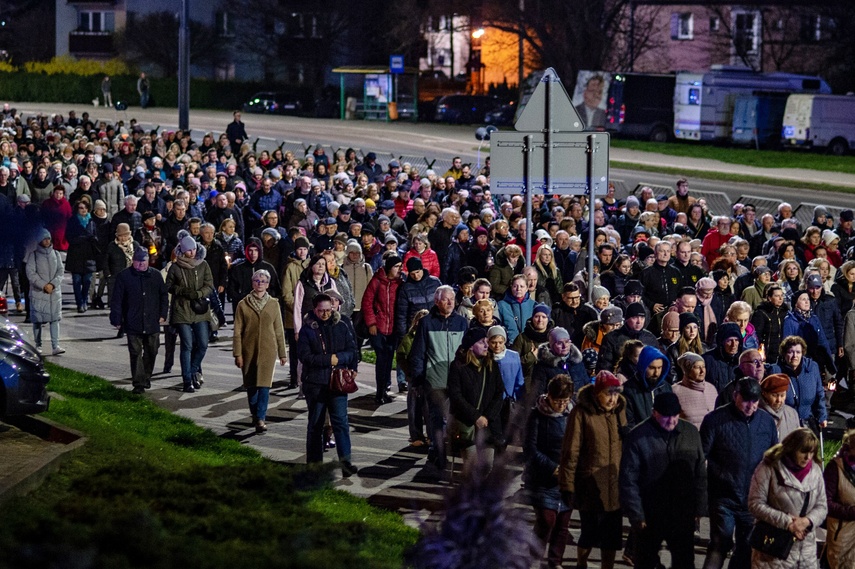 Wierni przeszli przez Elbląg w Drodze Krzyżowej zdjęcie nr 304297