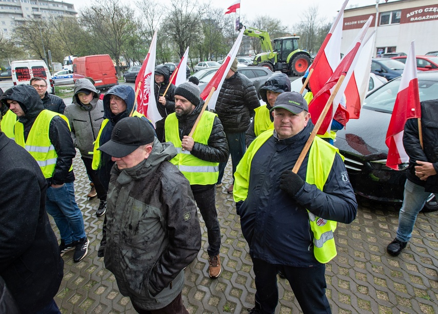 Tym razem rolnicy nie blokowali dróg, pikiety zorganizowali przed biurami posłów i senatorów. - W ka zdjęcie nr 304518