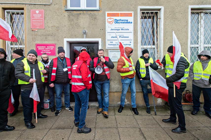 Tym razem rolnicy nie blokowali dróg, pikiety zorganizowali przed biurami posłów i senatorów. - W ka zdjęcie nr 304511