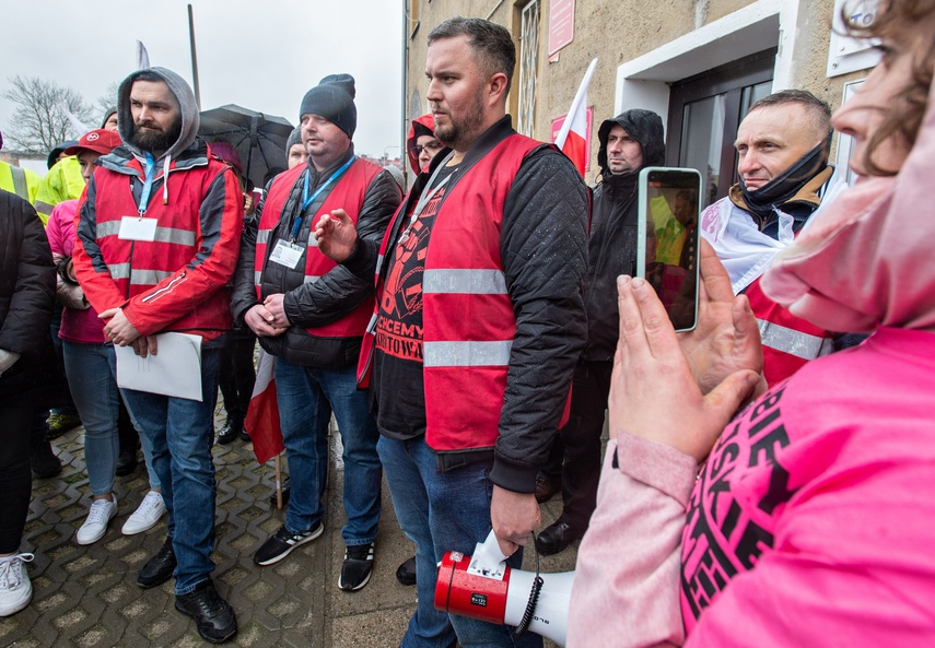 Tym razem rolnicy nie blokowali dróg, pikiety zorganizowali przed biurami posłów i senatorów. - W ka zdjęcie nr 304521