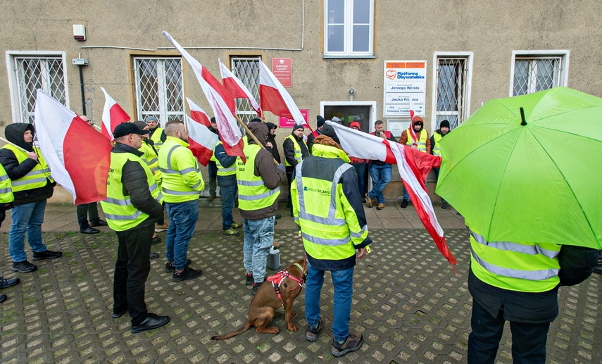 Tym razem rolnicy nie blokowali dróg, pikiety zorganizowali przed biurami posłów i senatorów. - W ka zdjęcie nr 304513