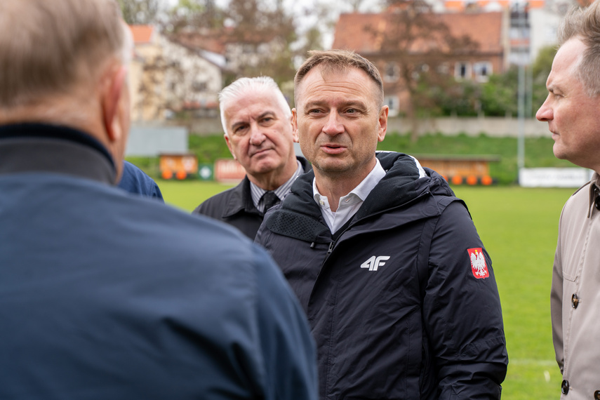 Minister obejrzał stadion zdjęcie nr 305250