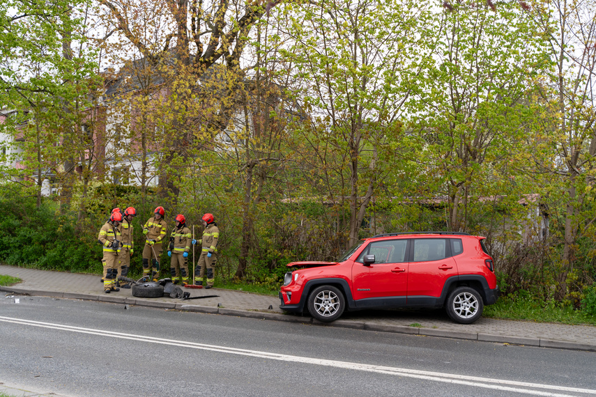 Elbląg Rozbił auto na drzewie