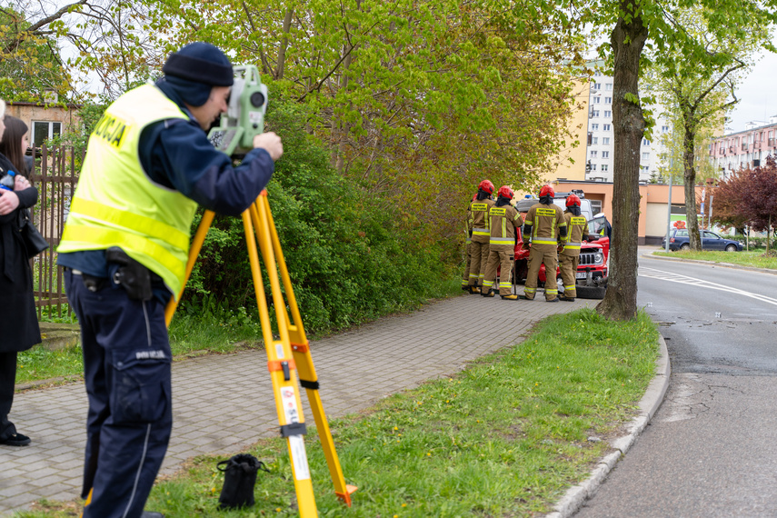 Rozbił auto na drzewie zdjęcie nr 305980