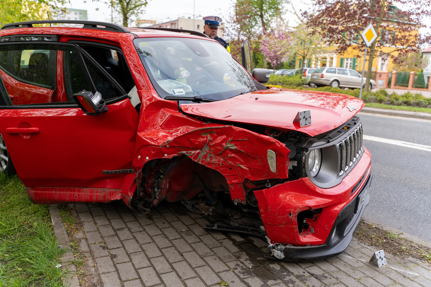 Rozbił auto na drzewie zdjęcie nr 305977