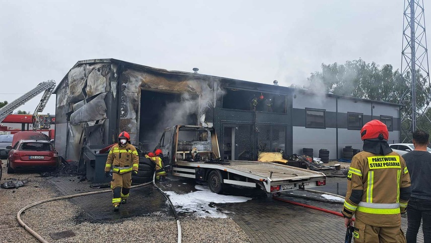 Pożar w autokomisie przy Warszawskiej zdjęcie nr 307224