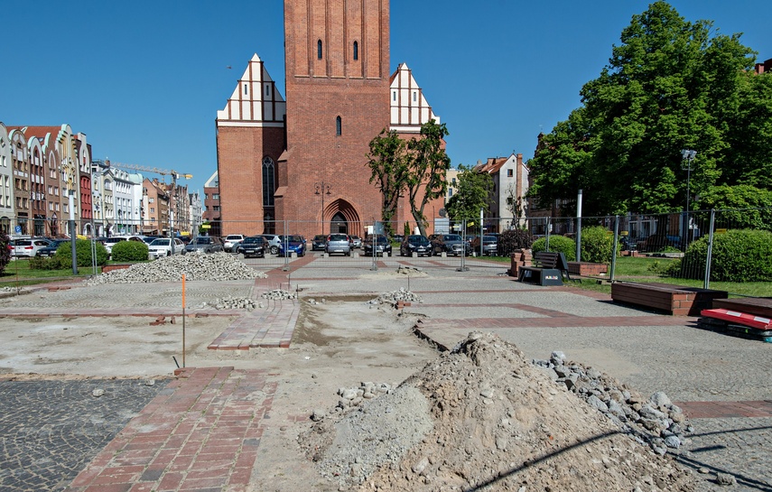 Remontują plac przy katedrze zdjęcie nr 307728