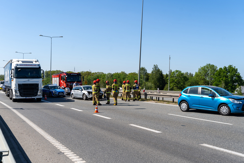 Wjechała pod prąd na S7, zderzyła się z innym autem zdjęcie nr 307759