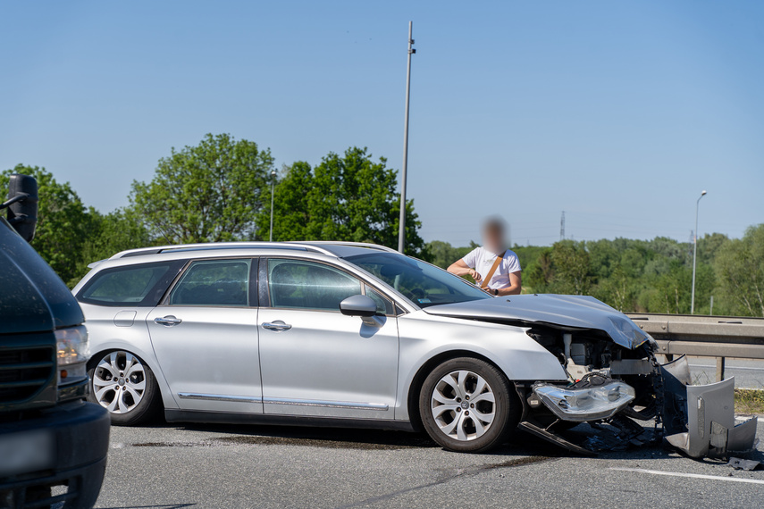 Wjechała pod prąd na S7, zderzyła się z innym autem zdjęcie nr 307756