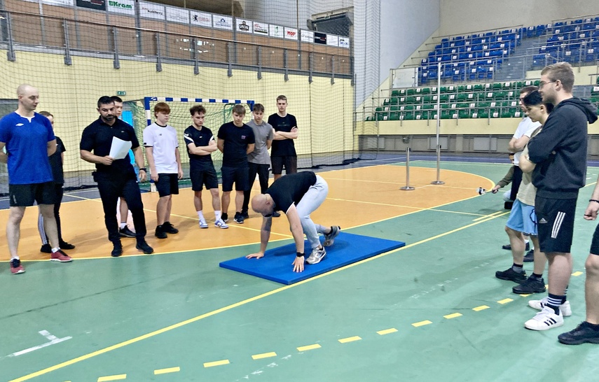 Kandydaci na policjantów konta tor przeszkód zdjęcie nr 308437