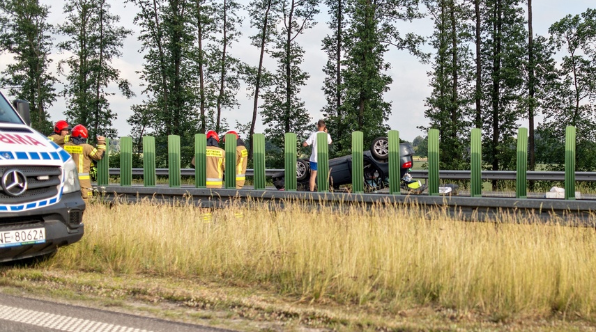 Dachowanie na S7. Dwie osoby poszkodowane zdjęcie nr 309040