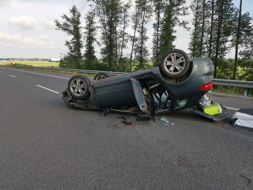 Dachowanie na S7. Dwie osoby poszkodowane zdjęcie nr 309042