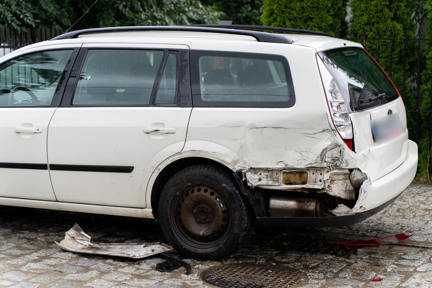 Kolizja z autami i budynkiem po zasłabnięciu kierowcy zdjęcie nr 311361