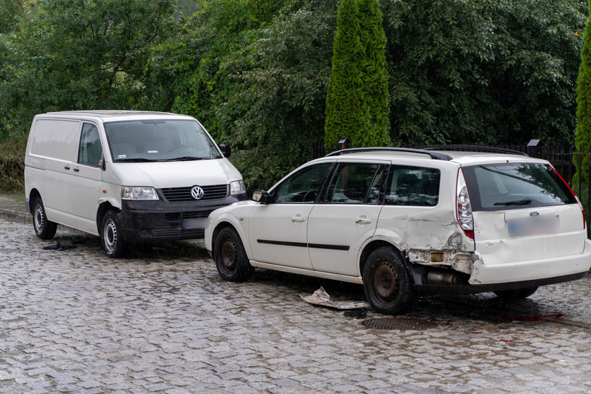 Kolizja z autami i budynkiem po zasłabnięciu kierowcy zdjęcie nr 311360