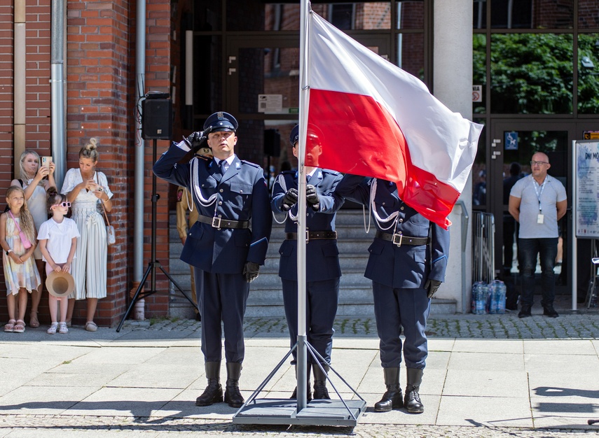 Policjanci świętują zdjęcie nr 312138