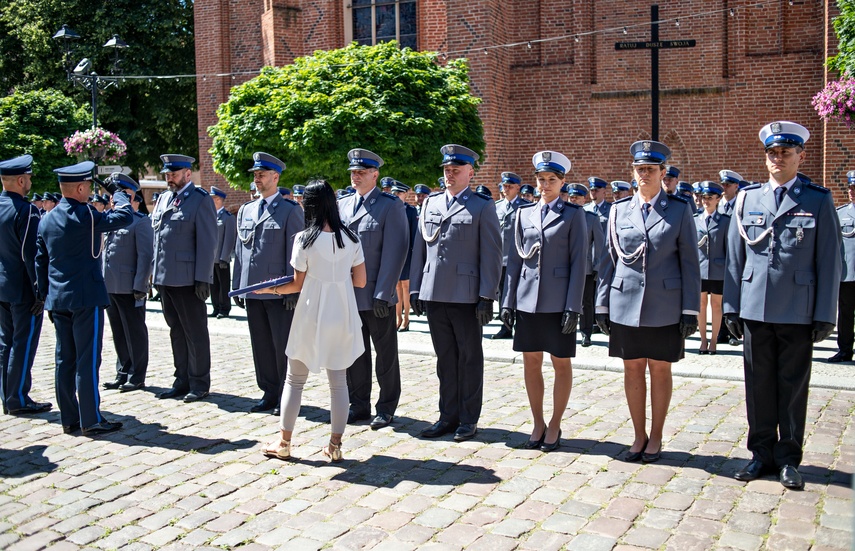 Policjanci świętują zdjęcie nr 312148