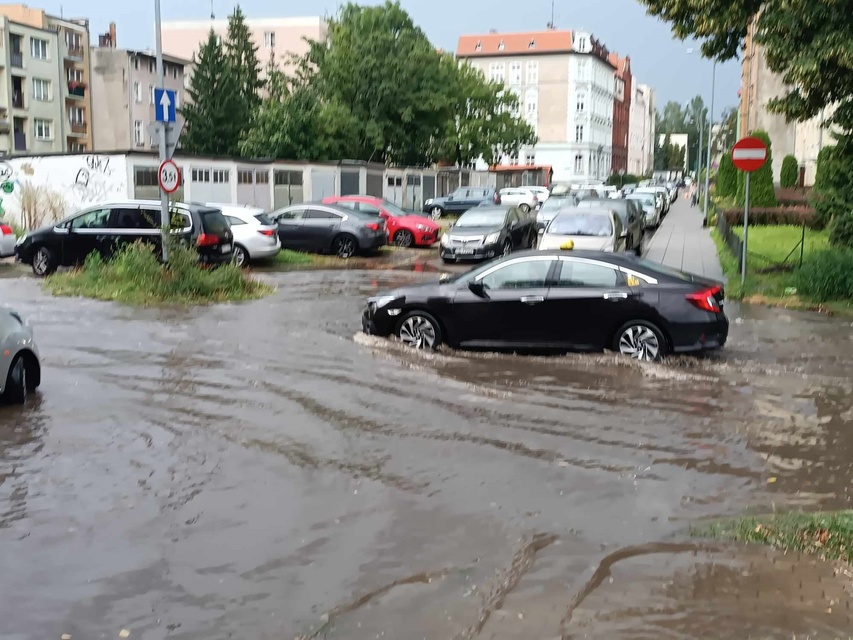 Ulice zamieniły się w potoki zdjęcie nr 313097