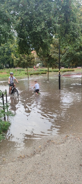 Ulice zamieniły się w potoki zdjęcie nr 313088