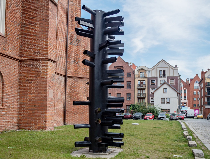 Magdalena Abakanowicz; dziedziniec Galerii EL