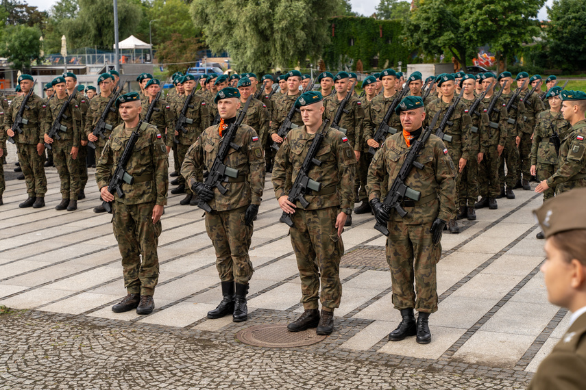 „Od dziecka marzył, by być w wojsku”. Przysięgali na bulwarze zdjęcie nr 313243