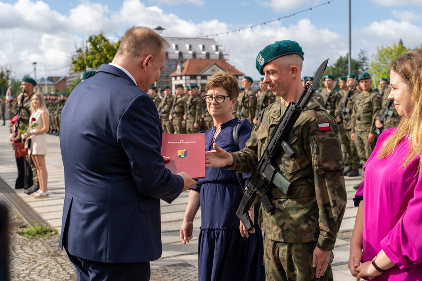 „Od dziecka marzył, by być w wojsku”. Przysięgali na bulwarze zdjęcie nr 313234