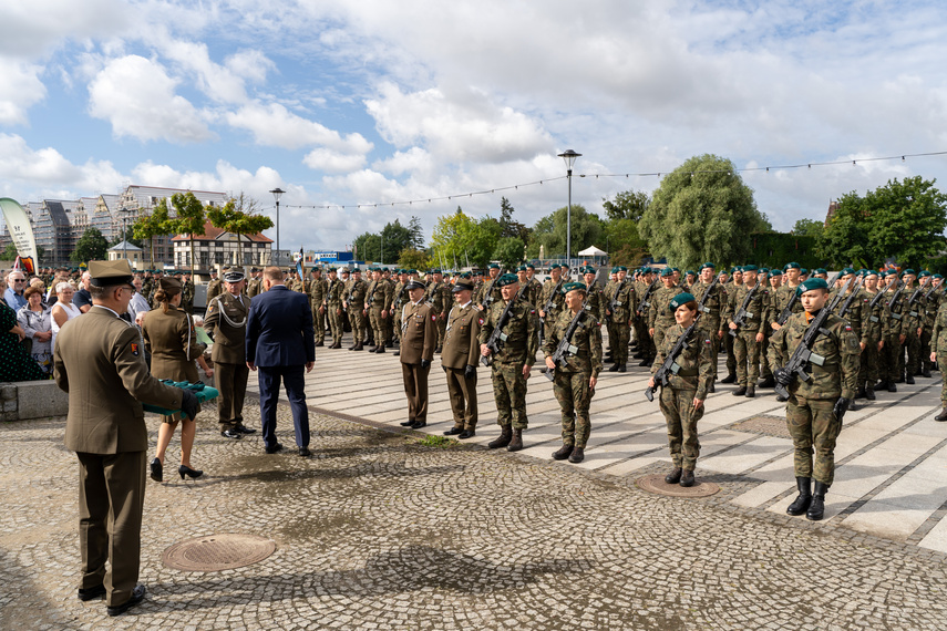 „Od dziecka marzył, by być w wojsku”. Przysięgali na bulwarze zdjęcie nr 313235