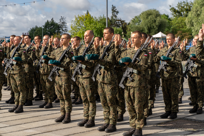 „Od dziecka marzył, by być w wojsku”. Przysięgali na bulwarze zdjęcie nr 313228