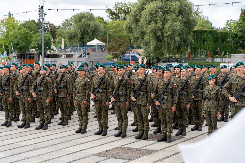 „Od dziecka marzył, by być w wojsku”. Przysięgali na bulwarze zdjęcie nr 313255