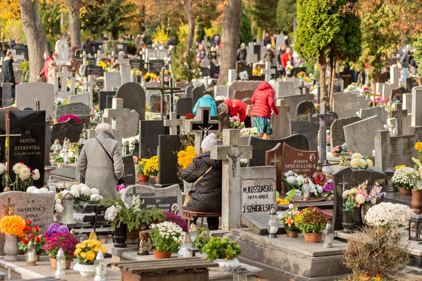 Elblążanie odwiedzają groby bliskich zdjęcie nr 318233