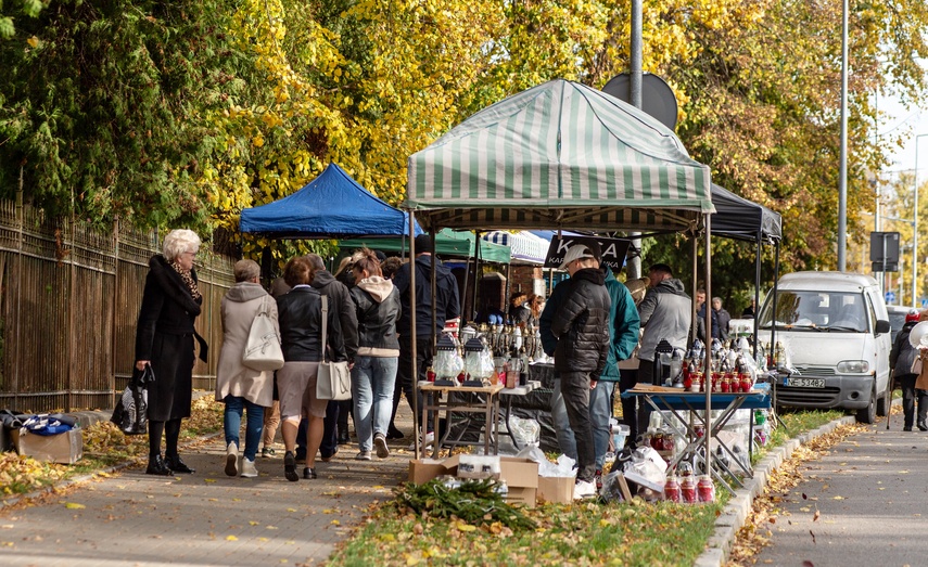 Elblążanie odwiedzają groby bliskich zdjęcie nr 318209